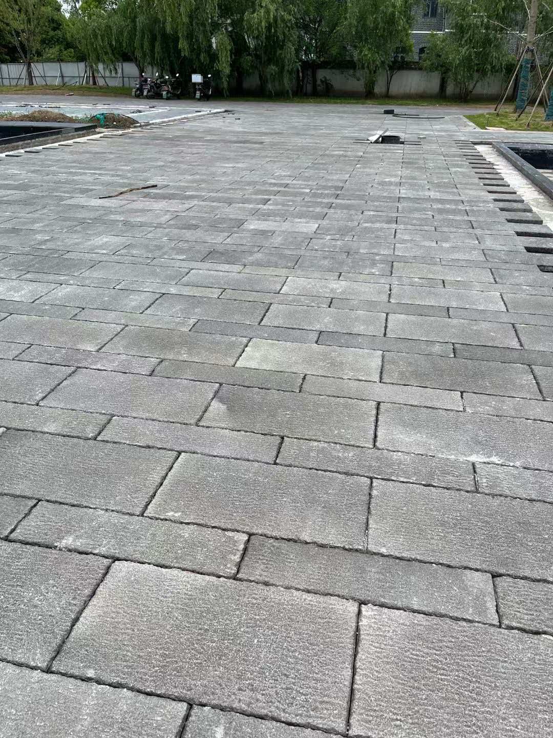 葫芦岛 工地仿古石铺装现场实拍