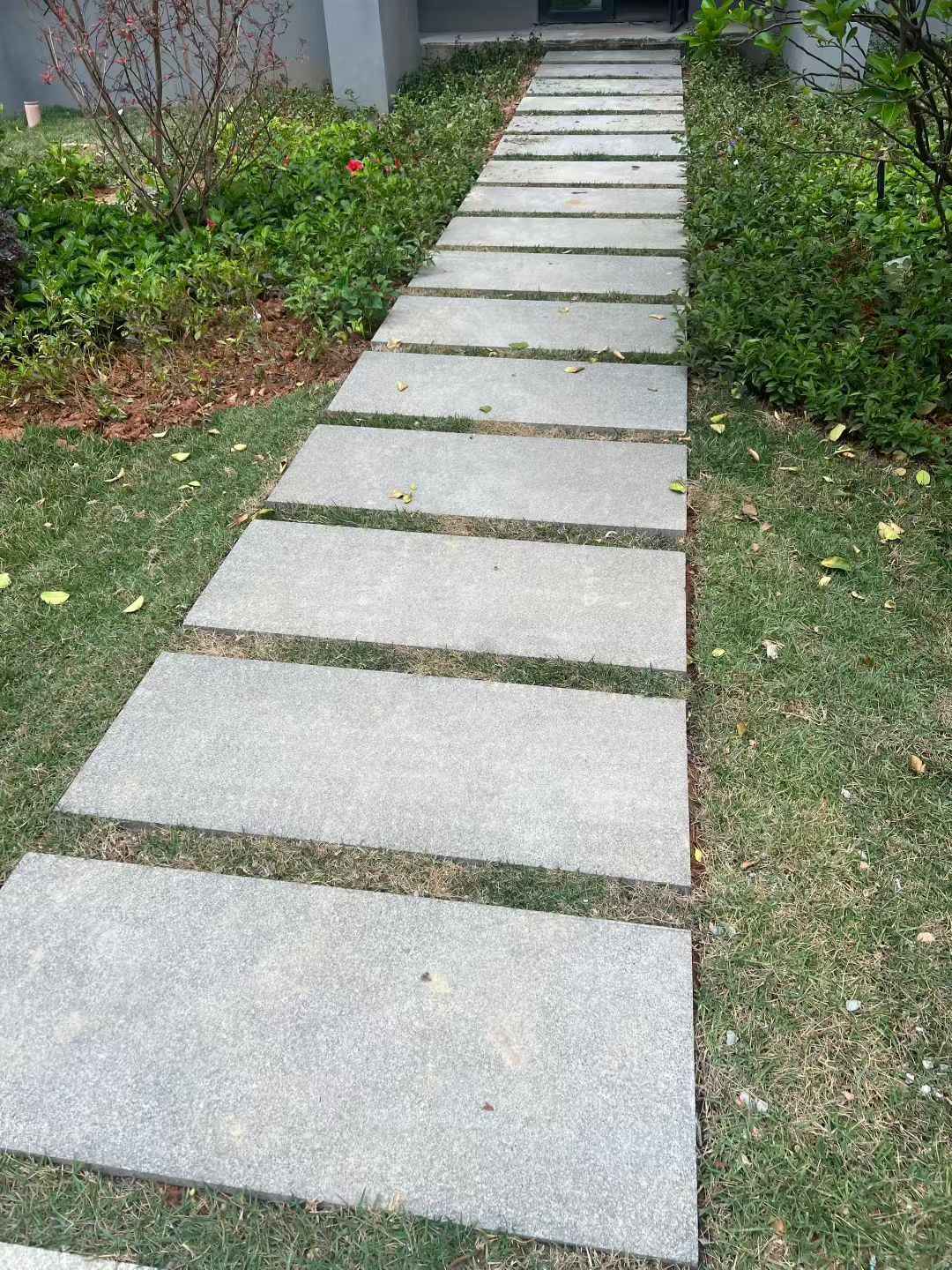 葫芦岛 芝麻黑小区踏步、汀步石铺装效果