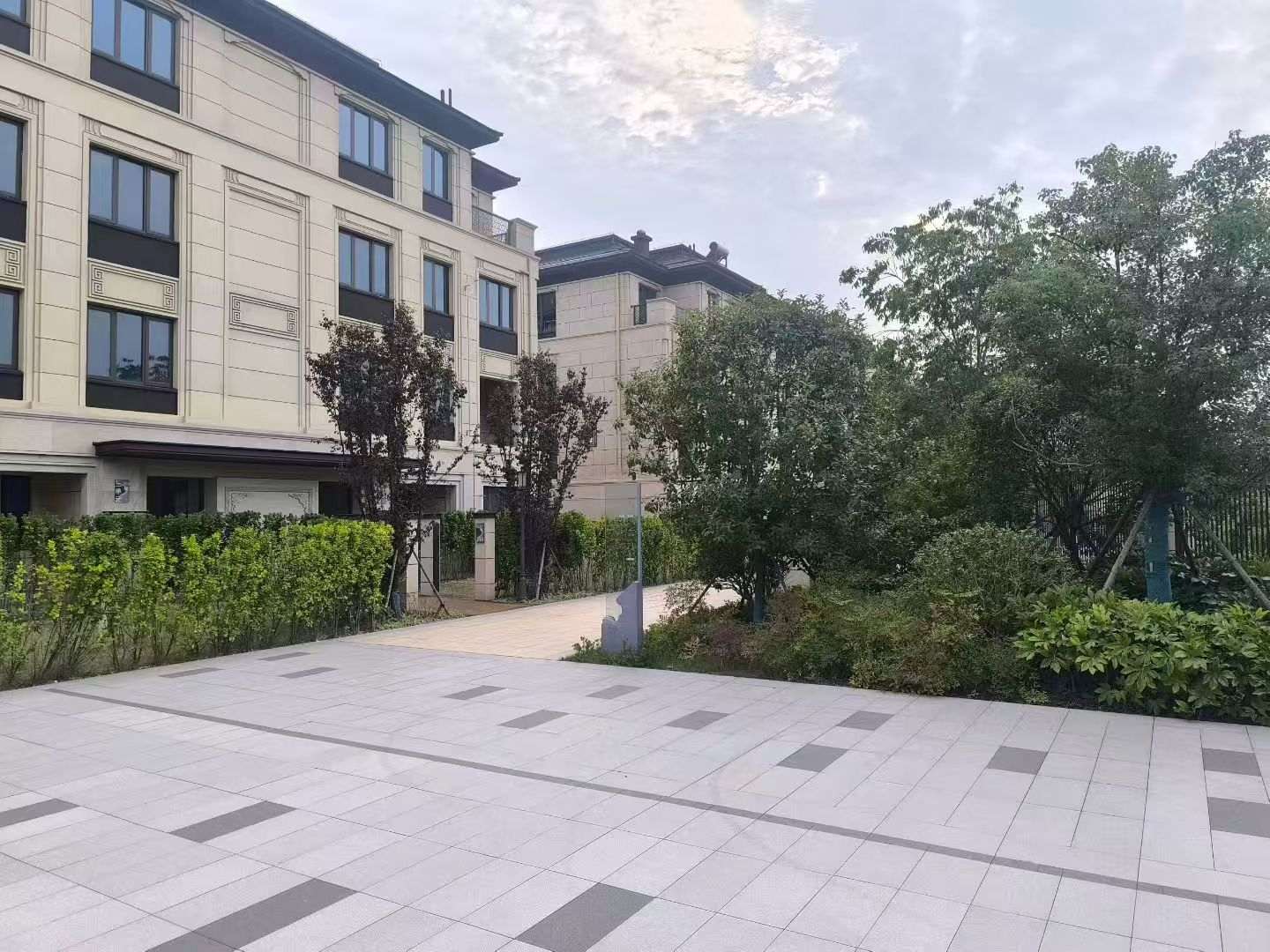 葫芦岛 芝麻白与芝麻白搭配铺装，尺寸1200*600