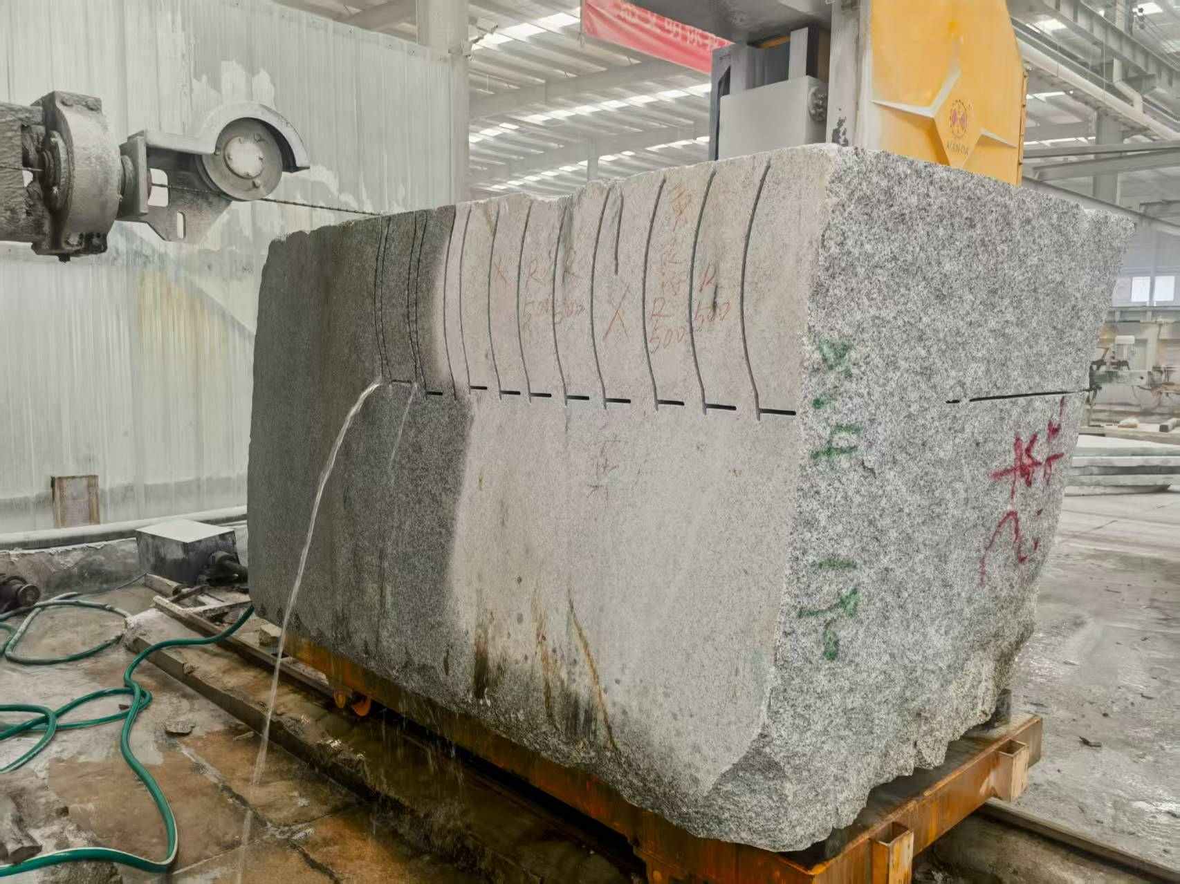 葫芦岛 602，大花芙蓉白，绳锯加工弧形路沿石