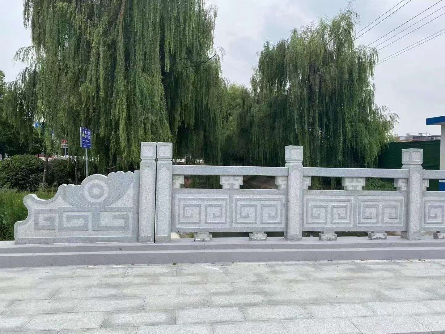 葫芦岛 芝麻灰桥栏杆、河道栏杆安装效果