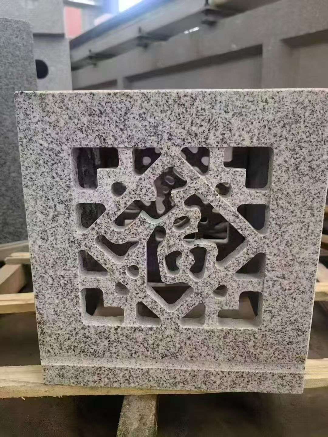 葫芦岛 芝麻白花岗岩镂空雕花灯笼